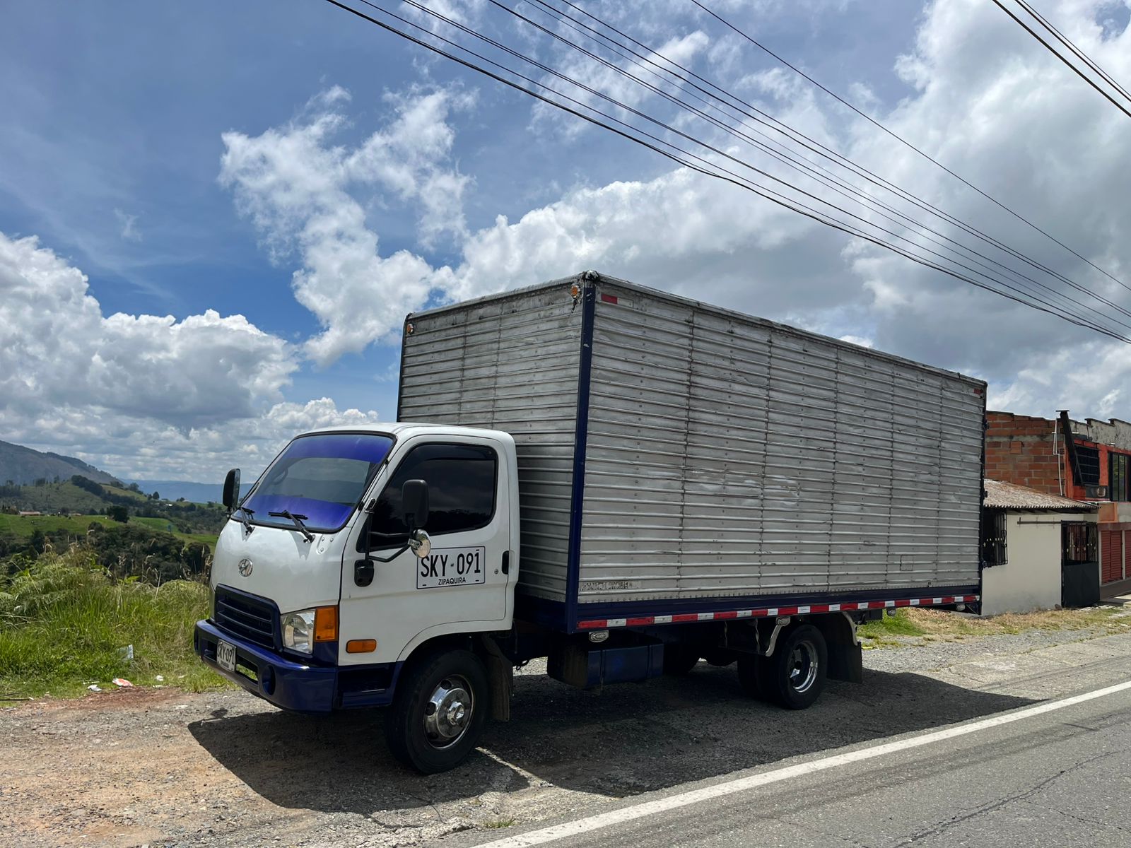 Camión de mudanzas mediano tipo turbo en Medellín